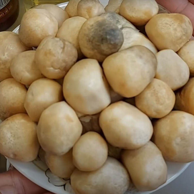 Bước 1 Sơ chế nấm rơm Nấm rơm xào lăn