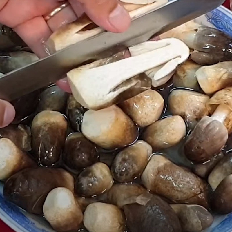 Bước 1 Sơ chế nấm rơm Nấm rơm xào sa tế