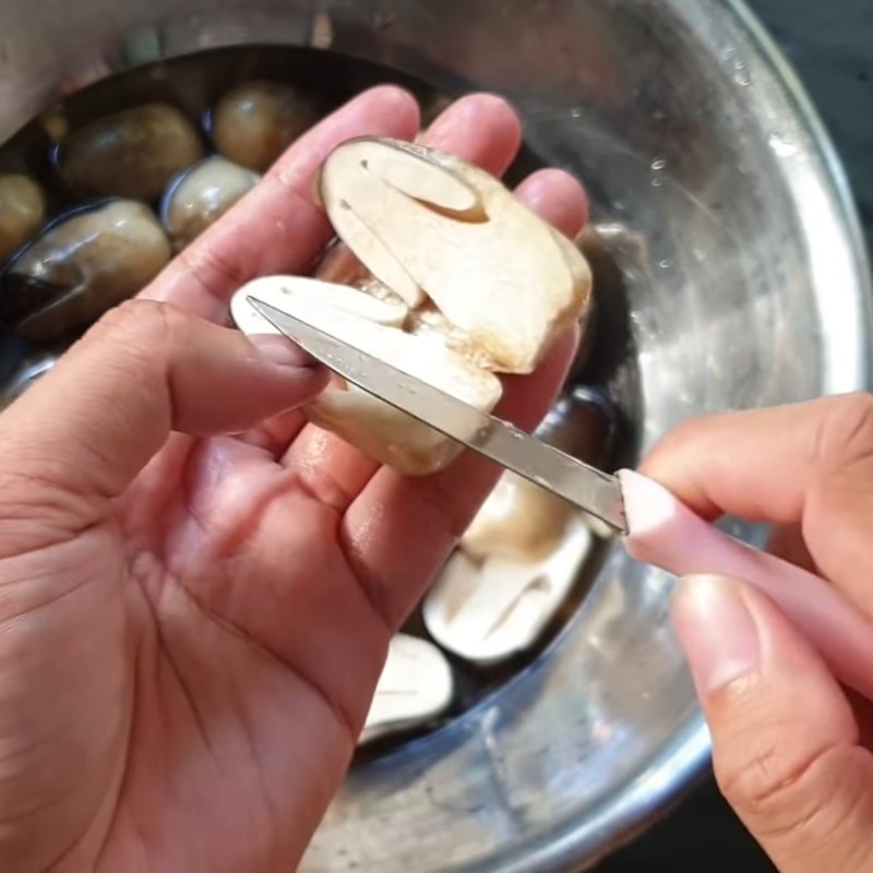 Bước 1 Sơ chế nấm rơm Nấm rơm xào dưa cải chua