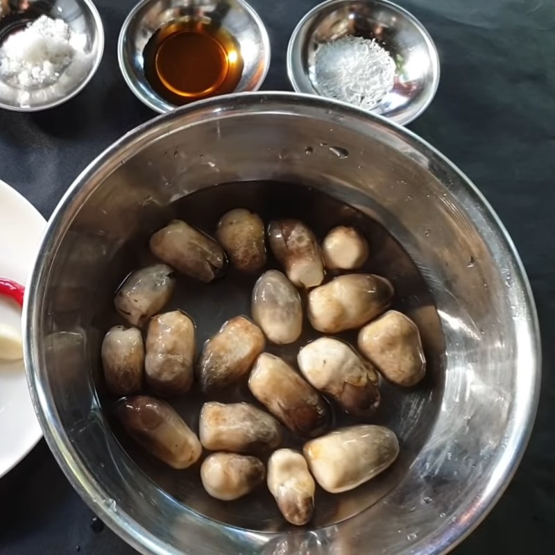 Bước 1 Sơ chế nấm rơm Nấm rơm xào dưa cải chua