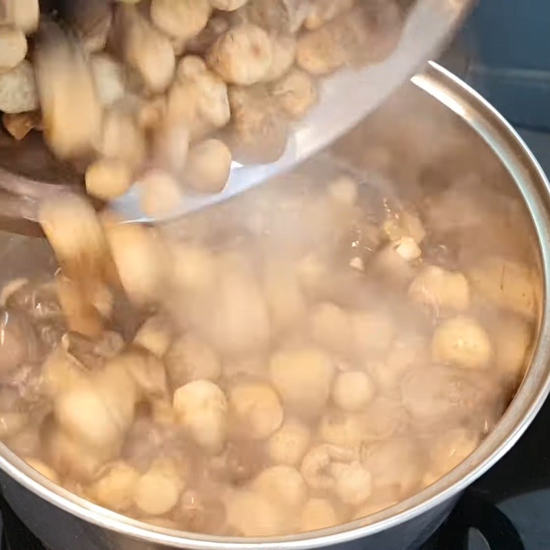 Bước 1 Sơ chế nấm rơm Bầu kho nấm rơm