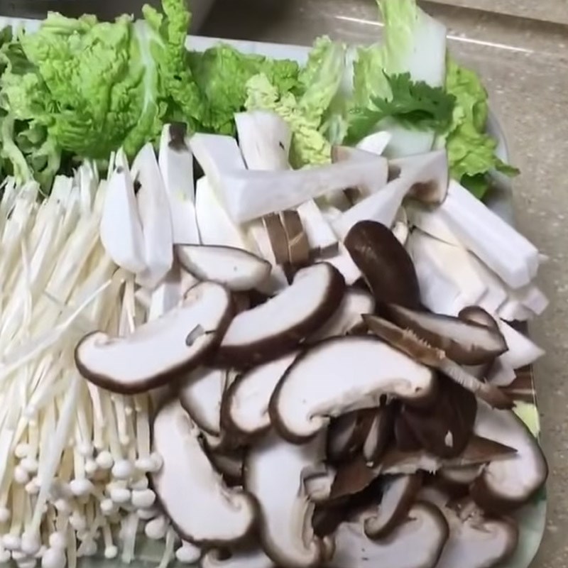 Bước 1 Sơ chế nấm và rau Lẩu bò nấm
