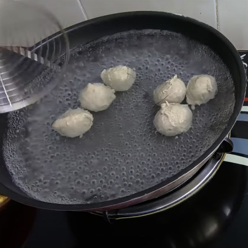 Bước 1 Sơ chế các nguyên liệu Mì trộn bò viên phô mai