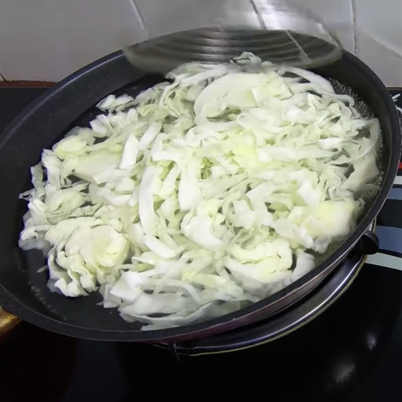 Bước 1 Sơ chế các nguyên liệu Mì trộn bò viên phô mai