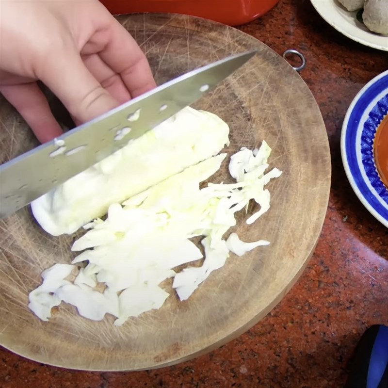 Bước 1 Sơ chế các nguyên liệu Mì trộn bò viên phô mai