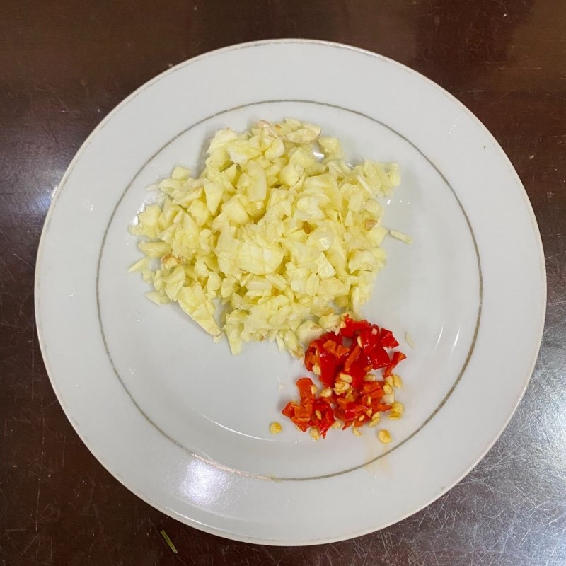 Bước 1 Sơ chế nguyên liệu Cá bạc má kho tỏi ớt