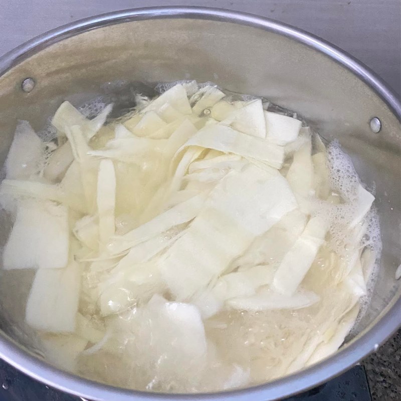 Bước 1 Sơ chế nguyên liệu Măng xào lá lốt