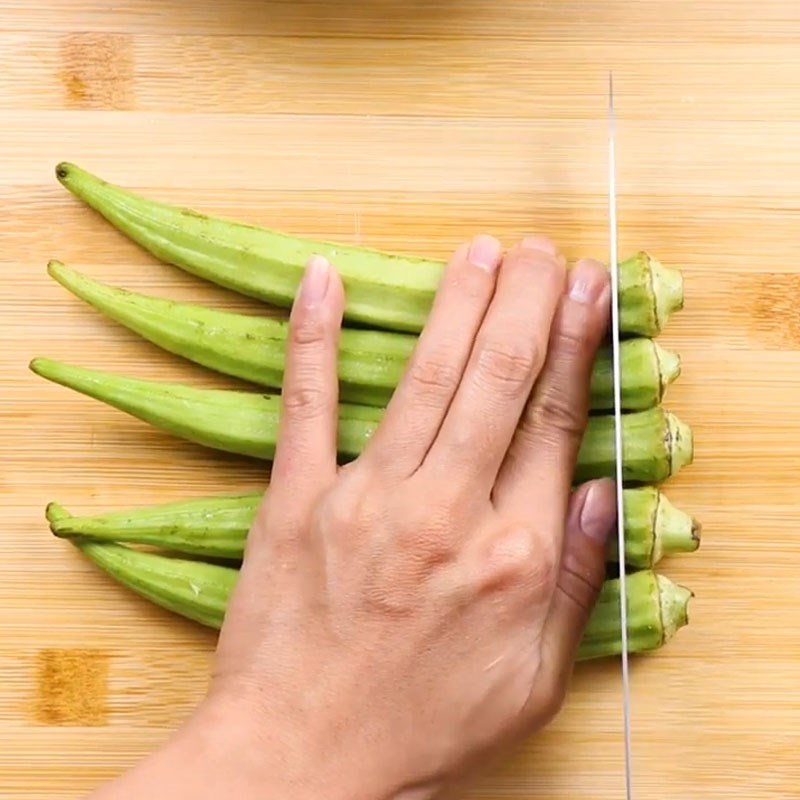 Bước 1 Sơ chế nguyên liệu Thịt heo cuốn đậu bắp sốt mật ong