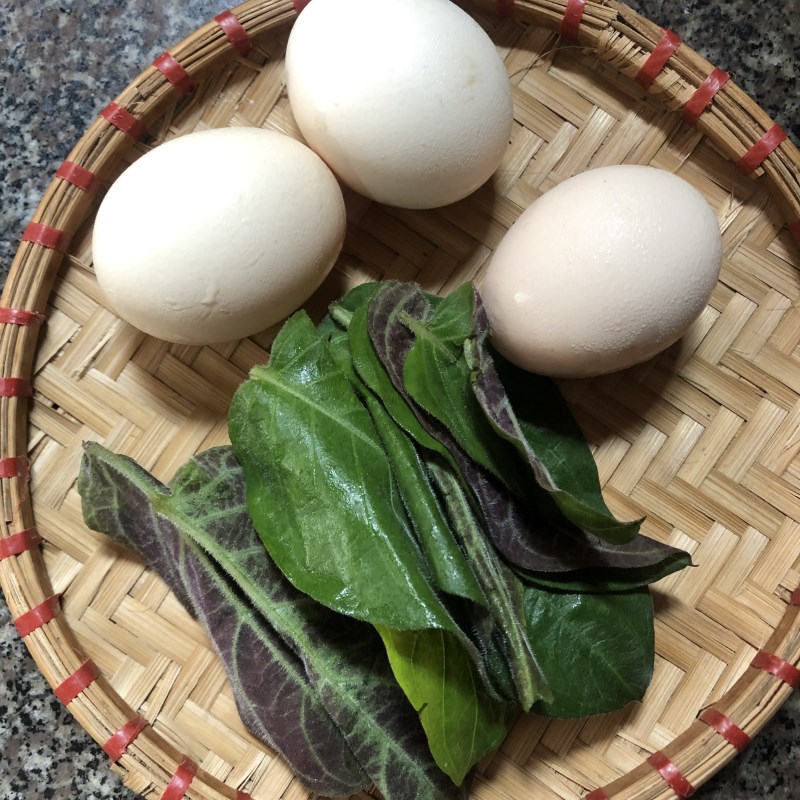 Bước 1 Sơ chế nguyên liệu Trứng chiên lá mơ