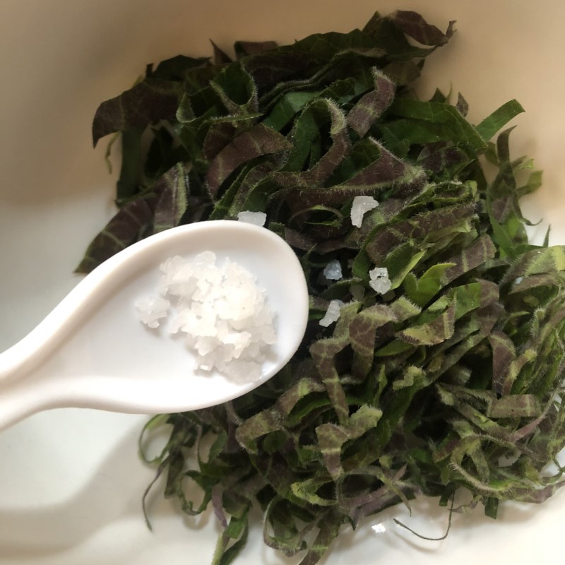 Bước 1 Sơ chế nguyên liệu Trứng chiên lá mơ