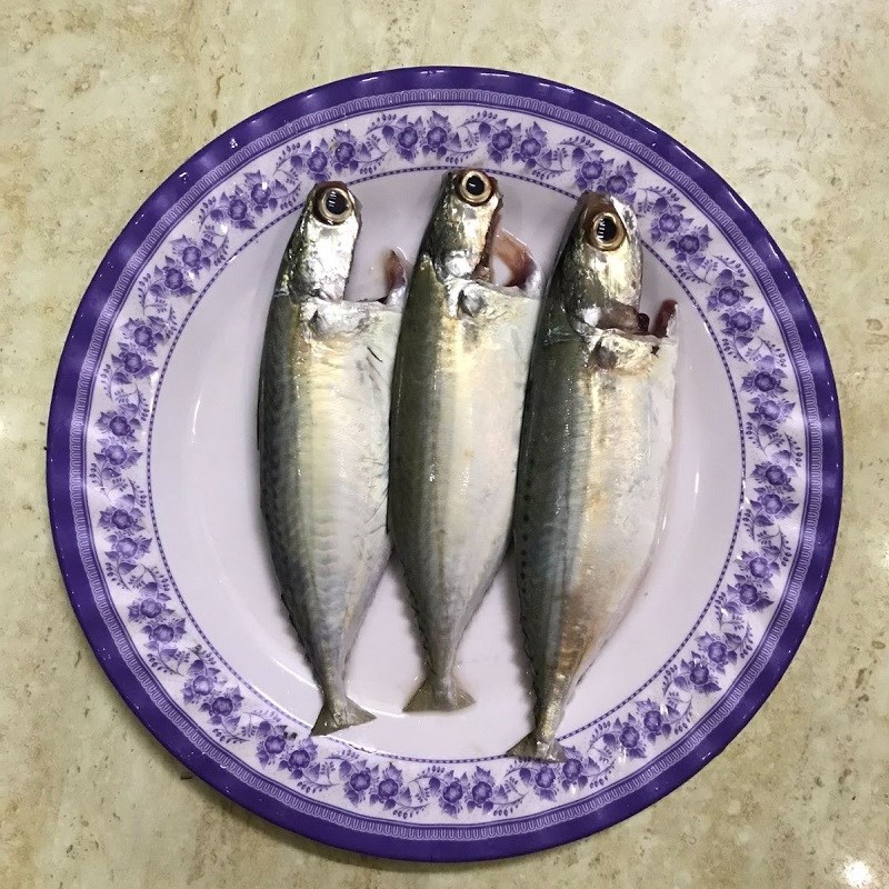 Bước 1 Sơ chế nguyên liệu Cá bạc má kho tiêu (công thức được chia sẻ từ người dùng)