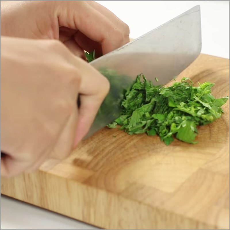 Bước 1 Sơ chế nguyên liệu Trứng rán ngải cứu
