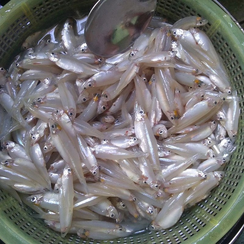 Bước 1 Sơ chế nguyên liệu Cá cơm chiên bột cuốn bánh tráng rau sống