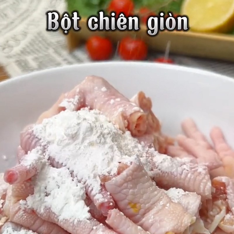 Bước 1 Sơ chế nguyên liệu Chân gà xào cay (Công thức được chia sẻ từ TikTok Vào Bếp cùng Cách Nấu Ngon)