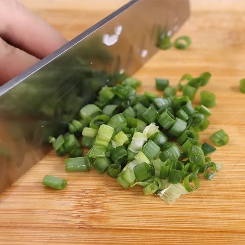 Bước 1 Sơ chế nguyên liệu Trứng chiên cà chua