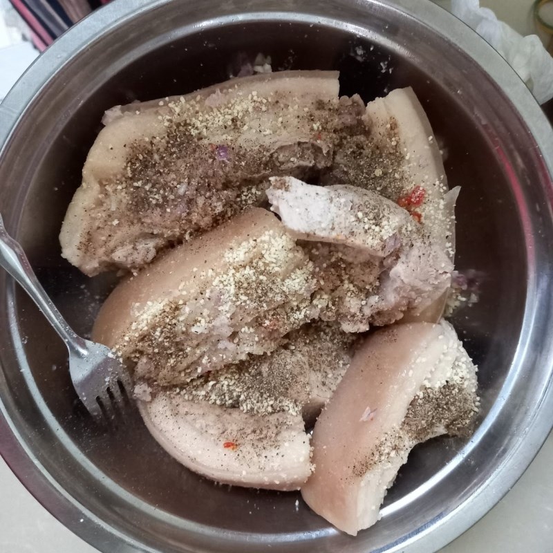 Bước 1 Sơ chế nguyên liệu Thịt ba rọi chiên nước mắm (công thức được chia sẻ từ người dùng)