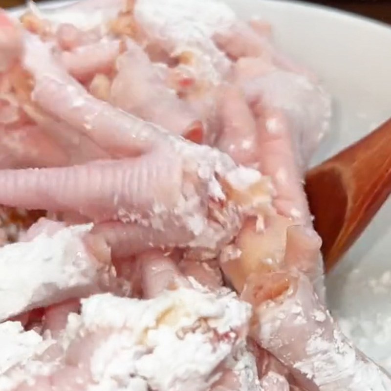 Bước 1 Sơ chế nguyên liệu Chân gà xào cay (Công thức được chia sẻ từ TikTok Vào Bếp cùng Cách Nấu Ngon)