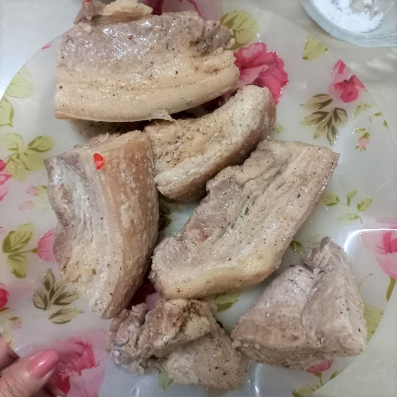 Bước 1 Sơ chế nguyên liệu Thịt ba rọi chiên nước mắm (công thức được chia sẻ từ người dùng)