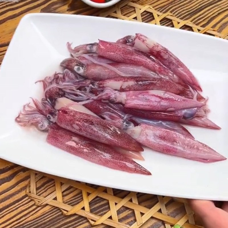 Bước 1 Sơ chế nguyên liệu Mực nướng muối ớt (Công thức được chia sẻ từ TikTok Vào Bếp cùng Cách Nấu Ngon)