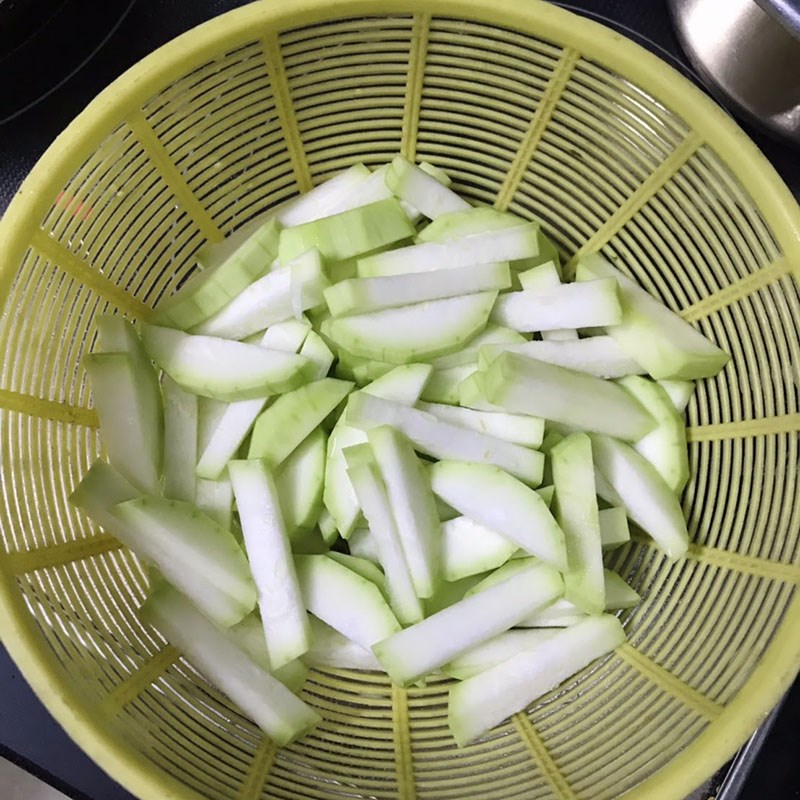 Bước 1 Sơ chế nguyên liệu Canh bầu nấu nấm tôm khô