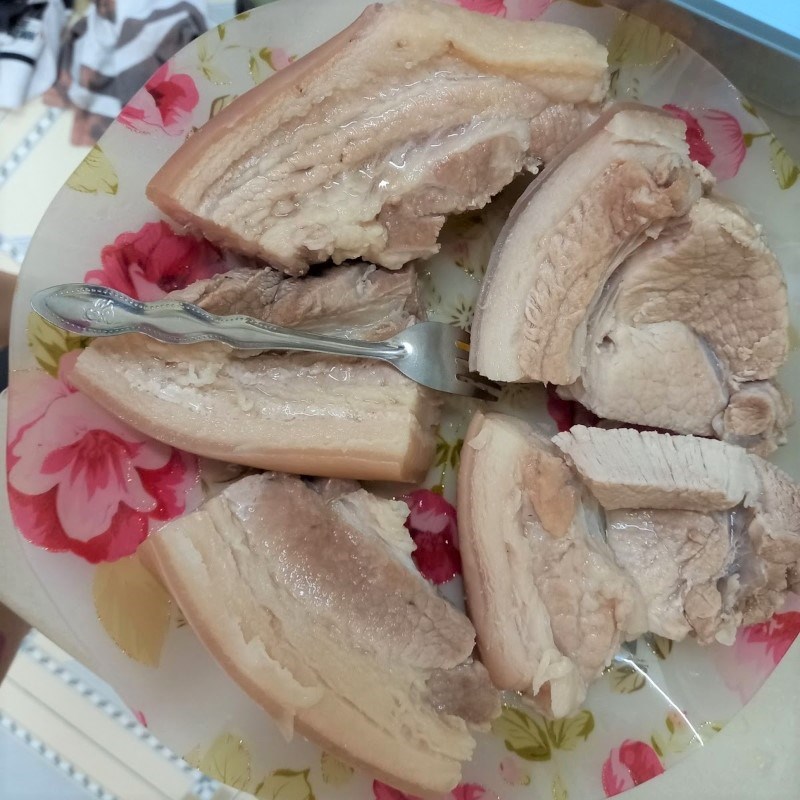 Bước 1 Sơ chế nguyên liệu Thịt ba rọi chiên nước mắm (công thức được chia sẻ từ người dùng)
