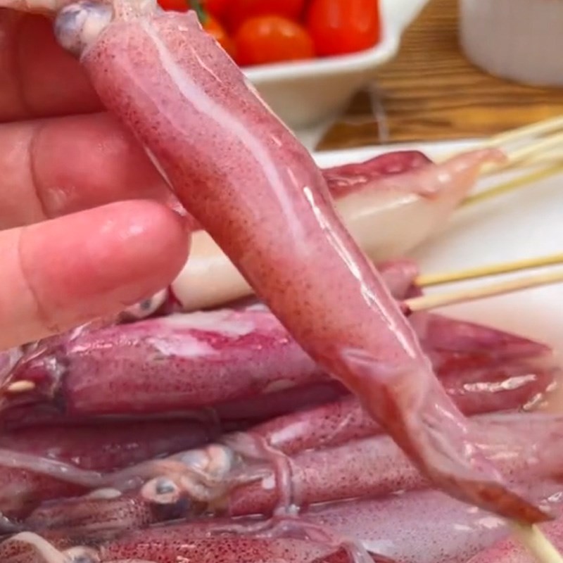 Bước 1 Sơ chế nguyên liệu Mực nướng muối ớt (Công thức được chia sẻ từ TikTok Vào Bếp cùng Cách Nấu Ngon)