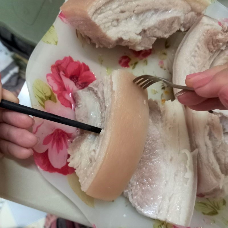 Bước 1 Sơ chế nguyên liệu Thịt ba rọi chiên nước mắm (công thức được chia sẻ từ người dùng)