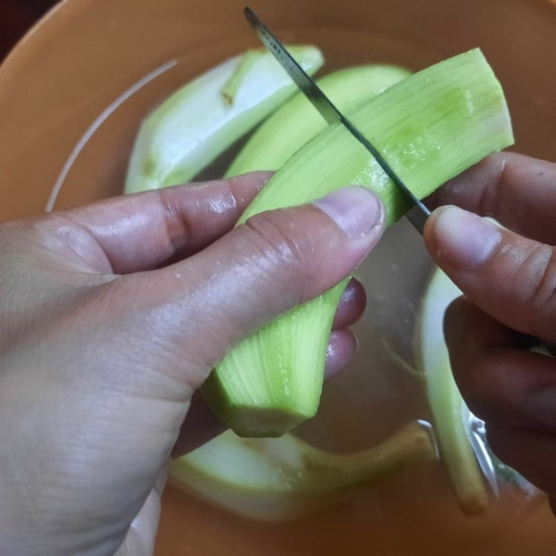 Bước 1 Sơ chế nguyên liệu Thịt om chuối xanh