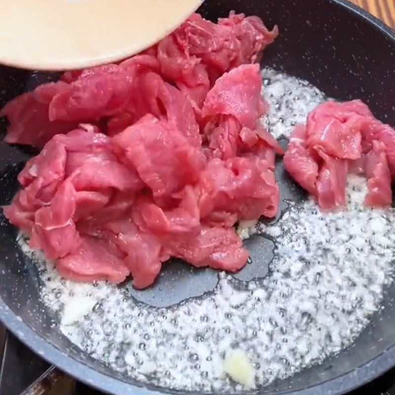 Bước 1 Sơ chế nguyên liệu Gỏi bò bóp thấu (Công thức được chia sẻ từ TikTok Cách Nấu Ngon cùng Cách Nấu Ngon)