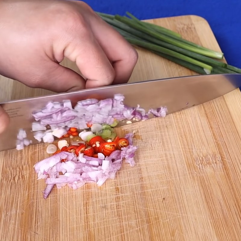 Bước 1 Sơ chế nguyên liệu Cá lòng tong kho tóp mỡ