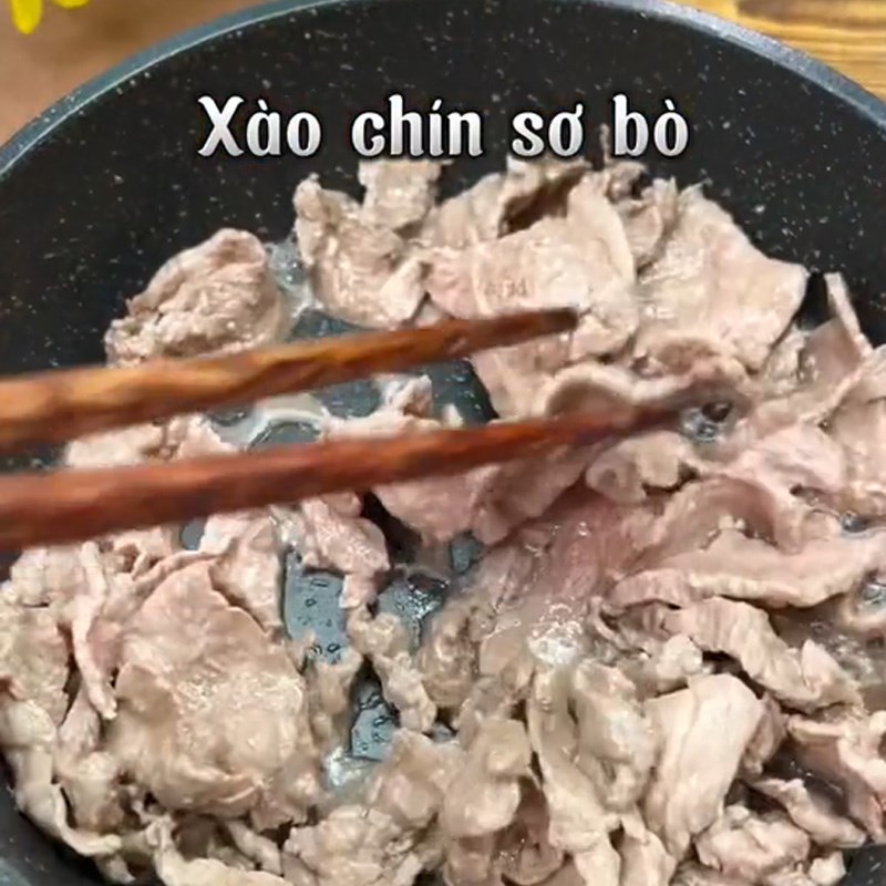 Bước 1 Sơ chế nguyên liệu Gỏi bò bóp thấu (Công thức được chia sẻ từ TikTok Cách Nấu Ngon cùng Cách Nấu Ngon)