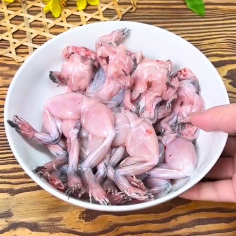 Bước 1 Sơ chế nguyên liệu Ếch chiên nước mắm (Công thức được chia sẻ từ Tiktok Cách Nấu Ngon cùng Cách Nấu Ngon)