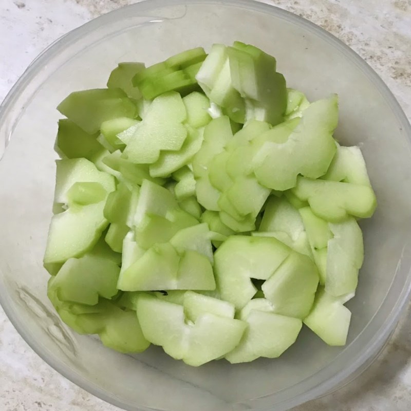 Bước 1 Sơ chế nguyên liệu Su su xào lòng gà