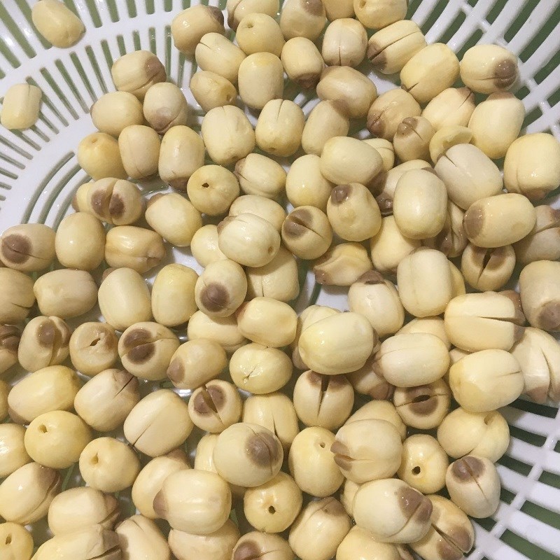 Bước 1 Sơ chế nguyên liệu Gà hầm hạt sen