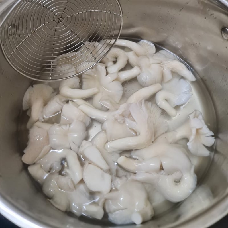 Bước 1 Sơ chế nguyên liệu Nấm sò (nấm bào ngư) xào trứng (Công thức được chia sẻ từ người dùng)