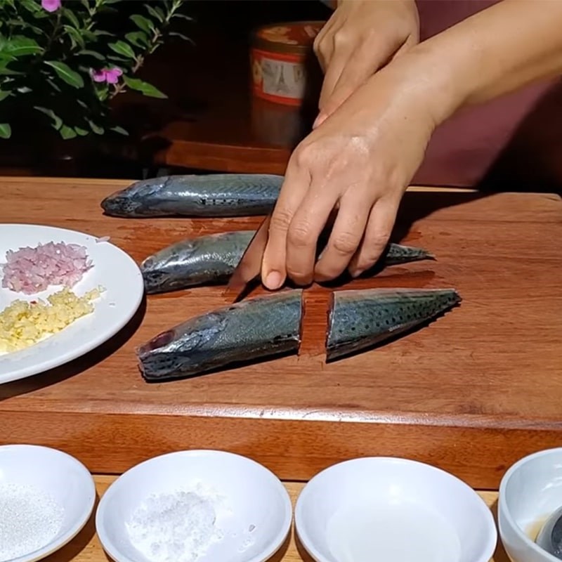 Bước 1 Sơ chế nguyên liệu Cá bạc má nấu ngót