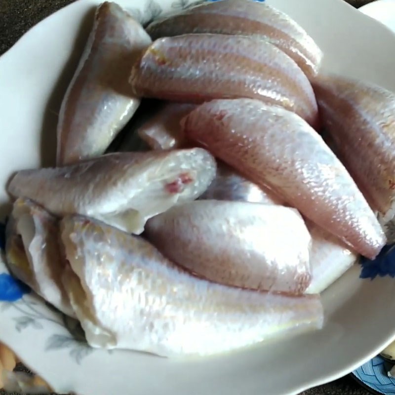 Bước 1 Sơ chế nguyên liệu Cá đổng kho tiêu