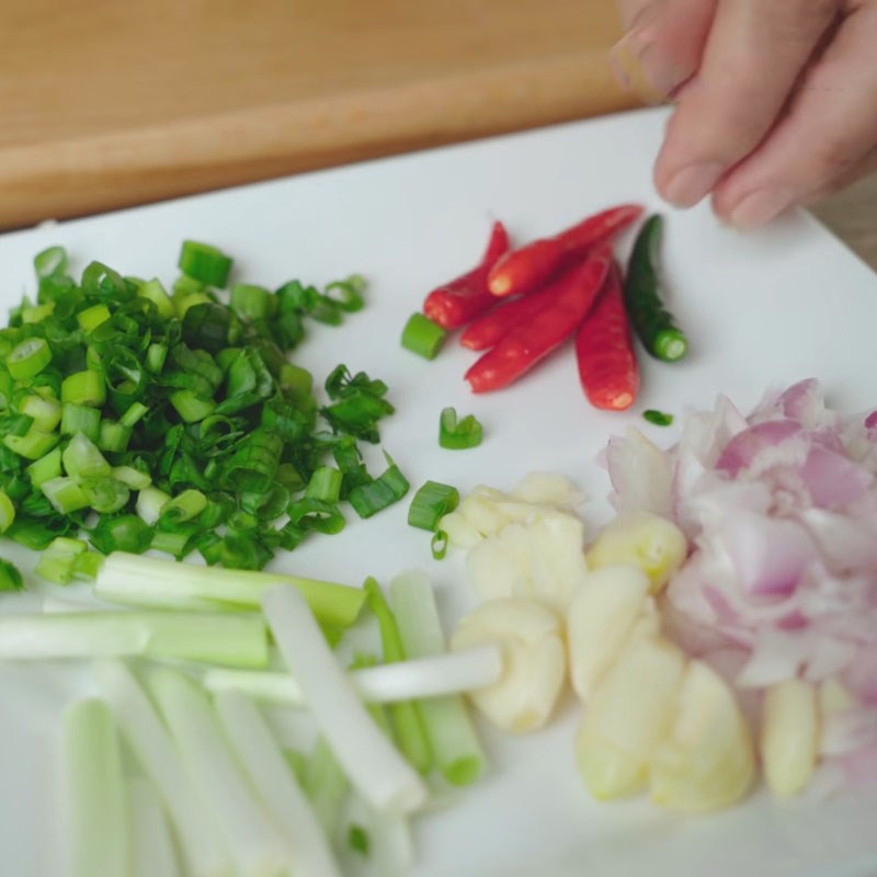 Bước 1 Sơ chế nguyên liệu Tôm khô kho quẹt với tiêu xanh