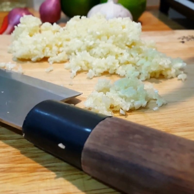 Bước 1 Sơ chế nguyên liệu Khô cá đù cháy tỏi