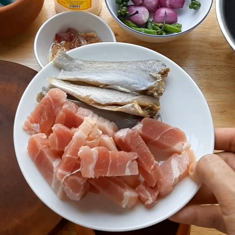 Bước 1 Sơ chế nguyên liệu Khô cá đù chưng thịt