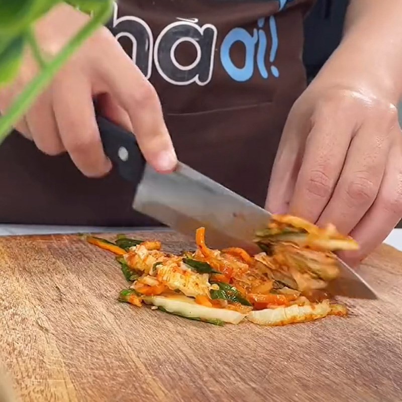 Bước 1 Sơ chế nguyên liệu Cơm rang kim chi (Công thức được chia sẻ từ TikTok Cách Nấu Ngon cùng Cách Nấu Ngon)