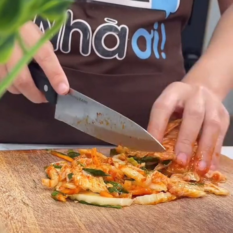 Bước 1 Sơ chế nguyên liệu Cơm rang kim chi (Công thức được chia sẻ từ TikTok Cách Nấu Ngon cùng Cách Nấu Ngon)