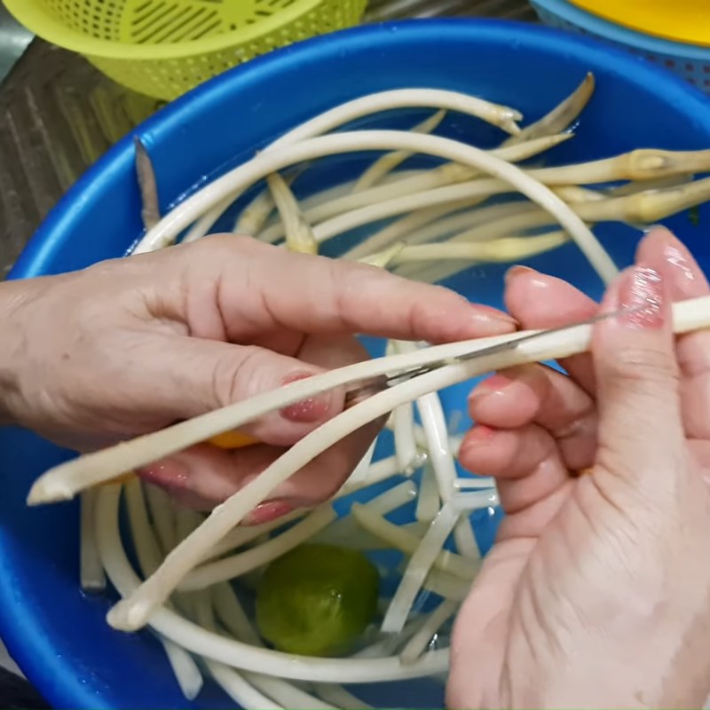 Bước 1 Sơ chế nguyên liệu Ngó sen xào tỏi