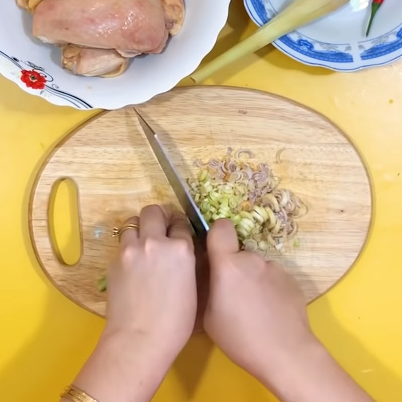 Bước 1 Sơ chế nguyên liệu Gà chiên sả ớt tỏi