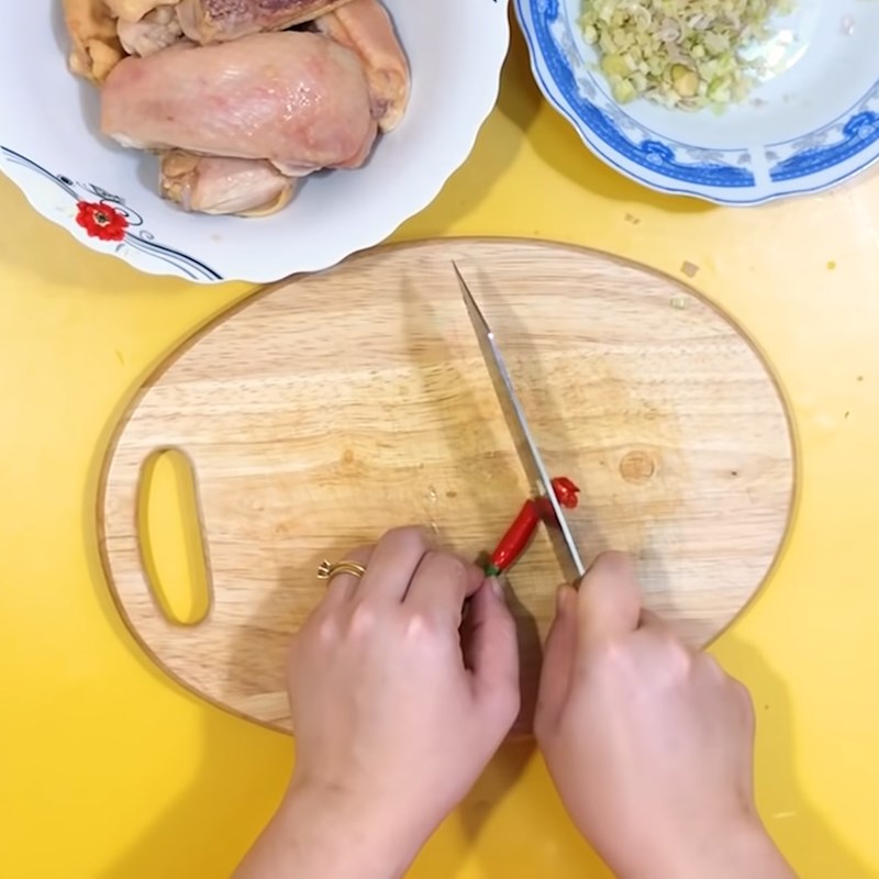 Bước 1 Sơ chế nguyên liệu Gà chiên sả ớt tỏi