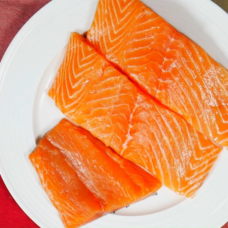 Bước 1 Sơ chế nguyên liệu Cá hồi nướng tỏi mật ong