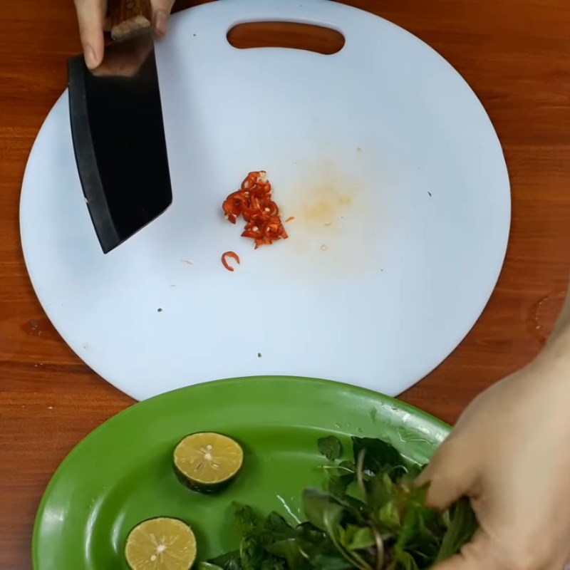 Bước 1 Sơ chế nguyên liệu Gỏi khổ qua tôm thịt