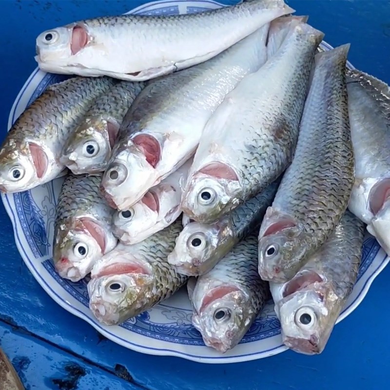 Bước 1 Sơ chế nguyên liệu Cá linh kho mía