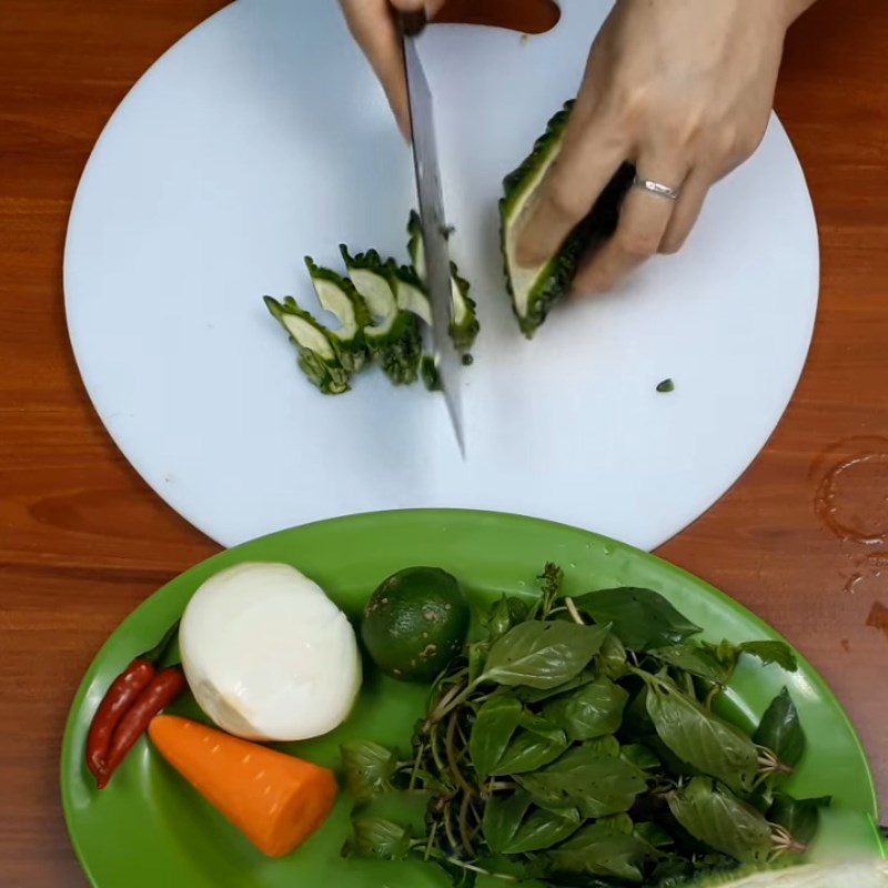 Bước 1 Sơ chế nguyên liệu Gỏi khổ qua tôm thịt