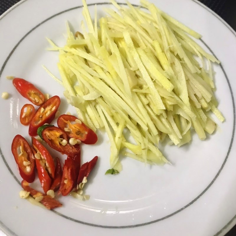 Bước 1 Sơ chế nguyên liệu Ức gà kho gừng